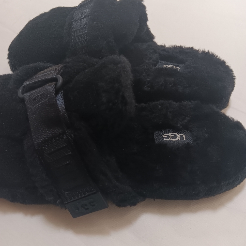 Black faux fur slides